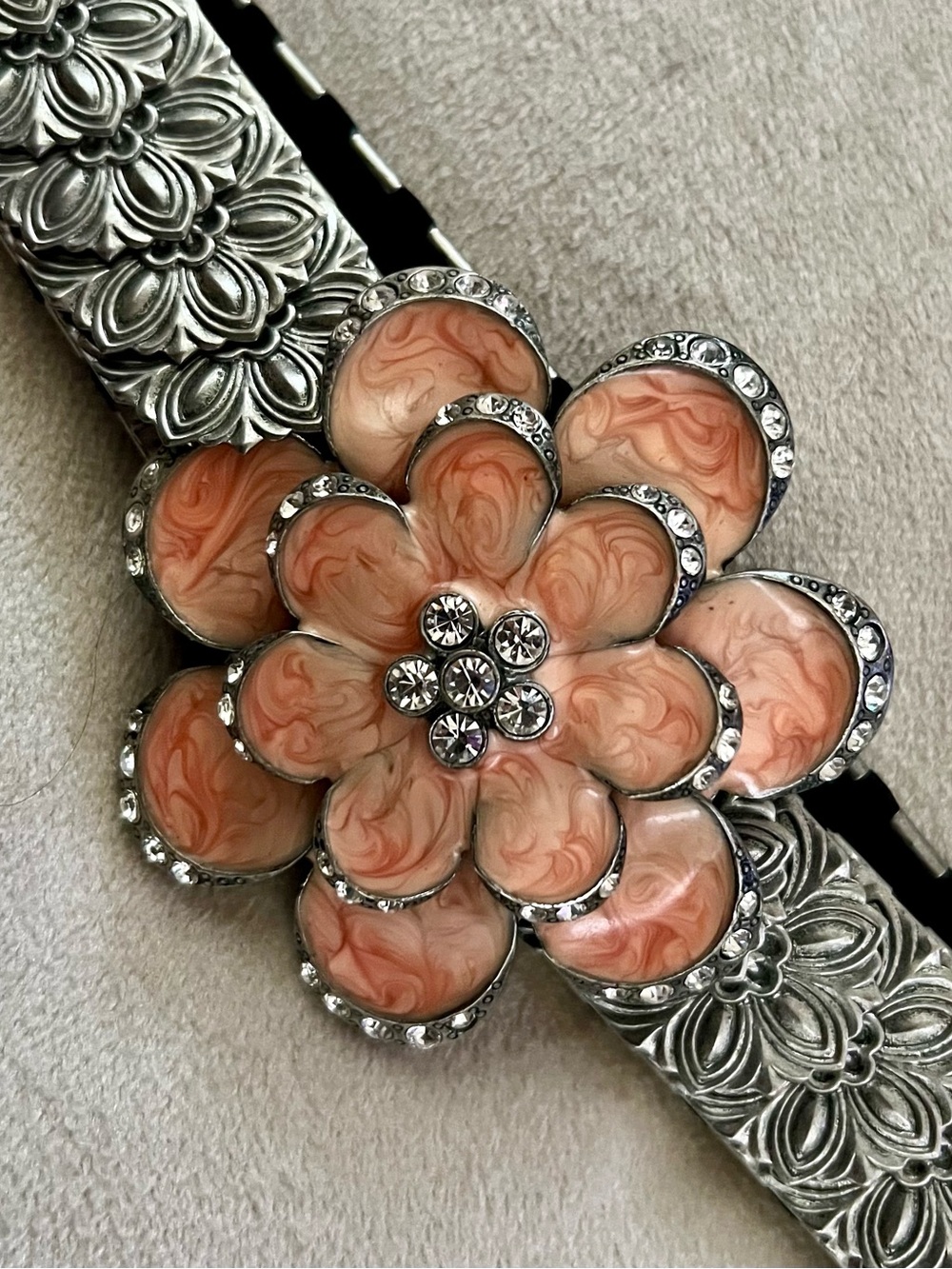Vintage Floral Concho Stretch Belt in Peach and Silver - Picture 2 of 5